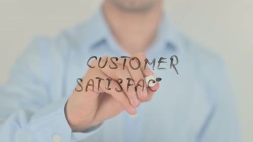 Kundenzufriedenheit, Mann schreibt auf transparentem Bildschirm