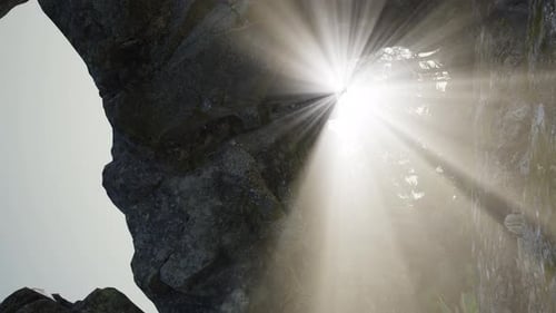 Vertikale Aufnahme der Tropenhöhle bei Sonnenuntergang