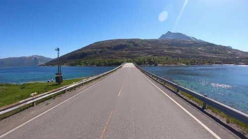Conducir un coche en una carretera en Noruega