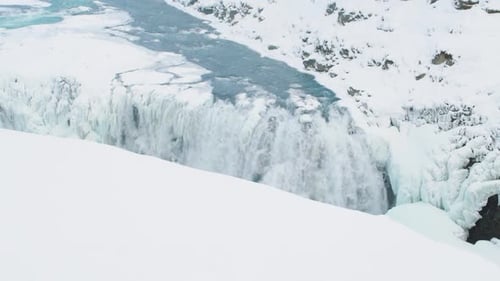 Vue de l'emblématique cascade gelée de Gullfoss en Islande