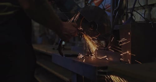 Der Meister schneidet metallische Details mit einer Kreissäge Nahaufnahme in der Reparaturwerkstatt Prores