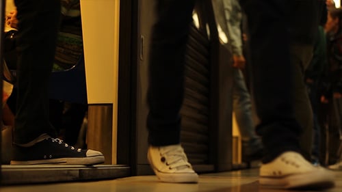Leute in der U-Bahn rauf und runter