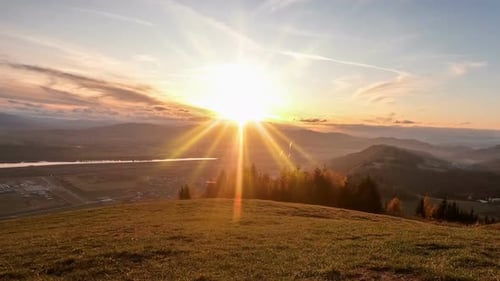 Sonnenuntergang über Landschaft Landschaft im Sommerabendpanorama