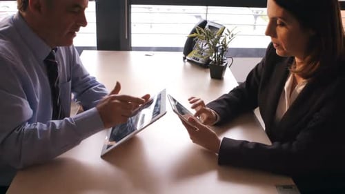 Pessoas de negócios usando tablet digital