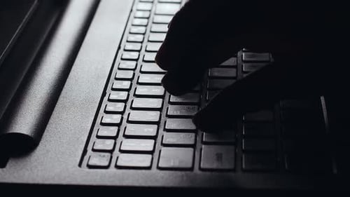 Travailler et taper sur PC portable 3