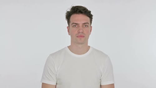 Ok Sign von Young Man auf weißem Hintergrund