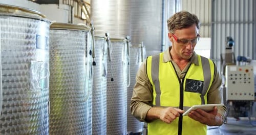 Mitarbeiter nutzen digitales Tablet