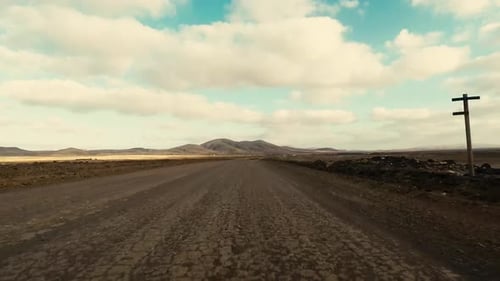 Conceito de viagem e direção - longe da estrada, visto do nível do solo do nariz do carro