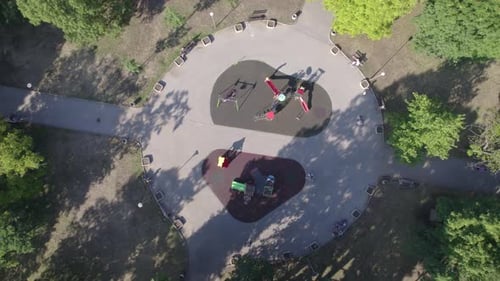 Drohne Blick auf den bunten Spielplatz im Green City Park