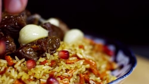 Delicioso pilaf de arroz con carne
