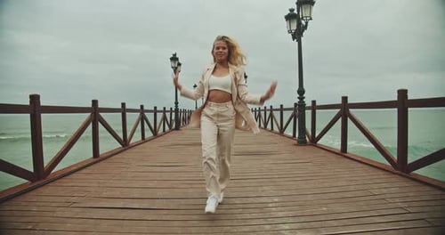 Danseur se déplaçant le long du quai en mer