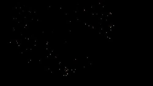 Feuerwerk am Nachthimmel, aufgenommen auf RED Epic in Zeitlupe