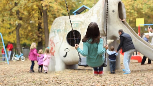 Mädchenschaukel auf Spielplatz