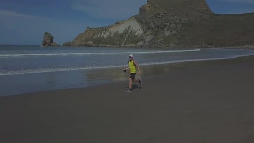 Imágenes aéreas de un corredor en la playa