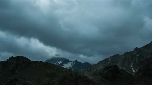 Berggipfel mit Dramatisch Wolken 1