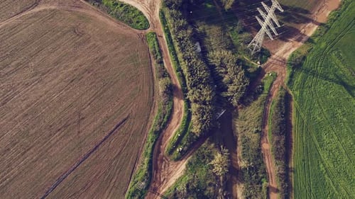 Drohne über grüne Felder Stromleitungen Flussufer 4k
