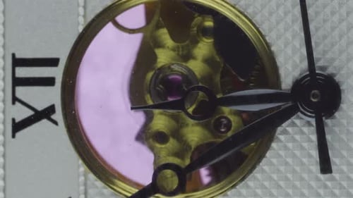 Vertikale Video-Makroaufnahme Mechanische Armbanduhr Zeitraffer Zählzeit bis Mitternacht
