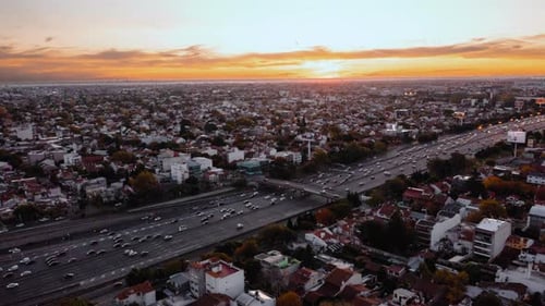 Hyperlapsus aérien du trafic sur l'autoroute à Buenos Aires au coucher du soleil
