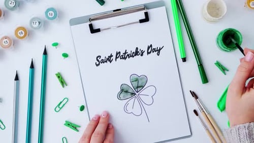 Grußkarte mit weiblichen Händen, St. Patricks Day
