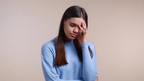Porträt einer jungen Frau mit Facepalm-Geste wie Nein, ich habe es vergessen