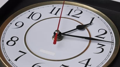 Horloge murale vintage avec trotteuse mobile sur cadran circulaire blanc