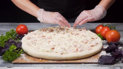 Koch macht Pizza