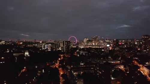 Absteigende Aufnahme von Night Cityscape