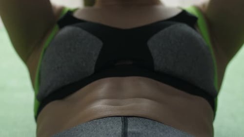 Femme faisant des craquements sur le tapis d'exercice