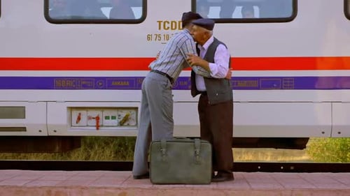 L'homme sur le trajet en train dit au revoir