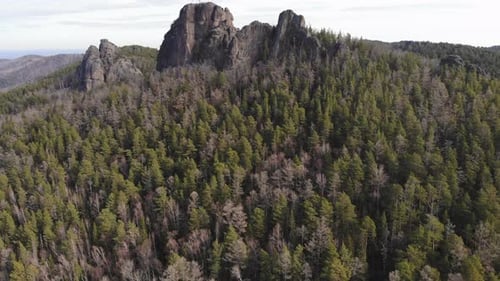 Luftaufnahme von Felsen und Wald im Sibirischen Naturpark Stolby.