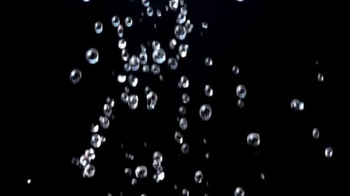 Wasser auf schwarzem Hintergrund