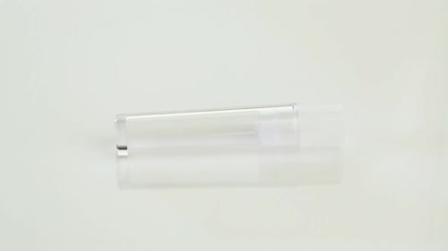 Piezas de plástico de precisión sobre fondo blanco