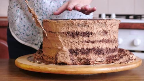 Decorating Rich Chocolate Layer Cake with Chocolate Frosting
