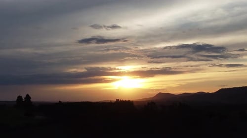 Sonnenuntergang in landwirtschaftlicher Landschaft in ländlicher Landschaft.