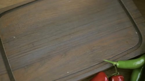 Jalapeno-Pfeffer auf einem kleinen Schneidebrett schneiden.