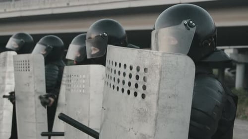 Des policiers en tenue pour lutter contre les émeutes