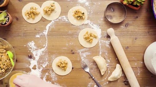 Lay plat. Étape par étape. Préparation d'empanadas faites maison avec du poulet et du maïs grillé.
