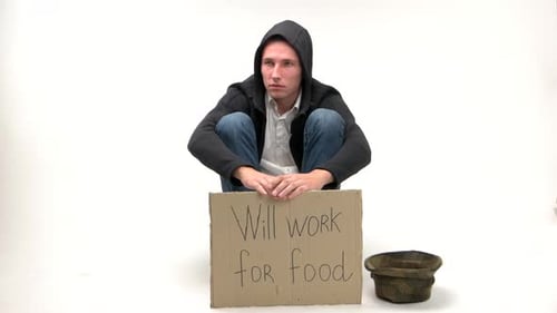 Un jeune homme triste tenant une affiche travaillera pour le bois