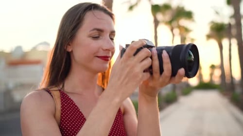 Photographe Touriste prenant des photos avec un appareil photo dans un magnifique paysage tropical au coucher du soleil