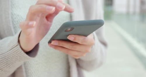 Frau benutzt Smartphone