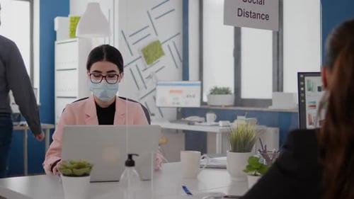 Gros plan d'un pigiste discutant avec un collègue analysant les statistiques des entreprises
