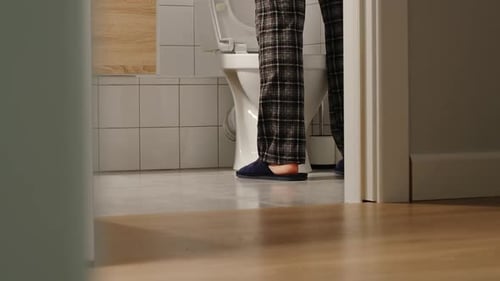 Homem adulto fica diante de um banheiro por muito tempo