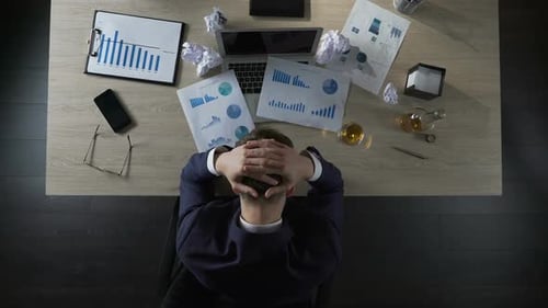 Verzweifelter Geschäftsmann denkt über Unternehmensinsolvenz, Depression bei der Arbeit nach