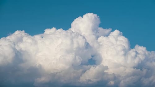 Timelapse de cumulus gonflés blancs se formant sur le ciel bleu d'été