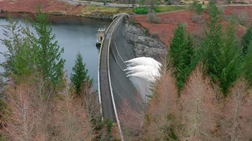 Centrale hydroélectrique pompant de l'eau à travers un barrage