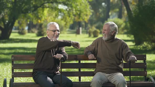 Amigos mayores riendo y recordando días pasados, Grabaciones de stock ...
