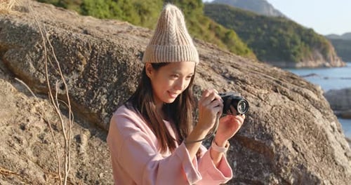Femme prenant une photo à la caméra à la campagne