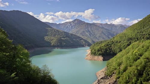 Time-lapse du lac bleu et des montagnes