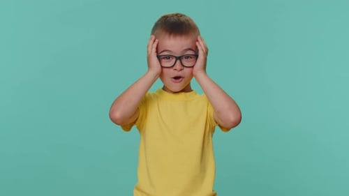 Kleine Kinder Junge Kind sieht überrascht aus Spiel gewinnen Lotterie Tor Achievemen Gute Siegesnachrichten