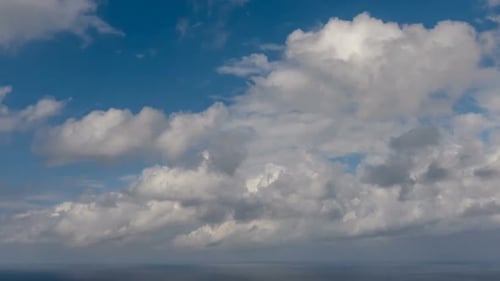 Zeitraffer weißer Sommerwolken über dem Meereshorizont